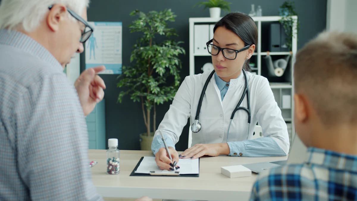 Geriater bespreekt brede beoordeling met oudere patient en naaste