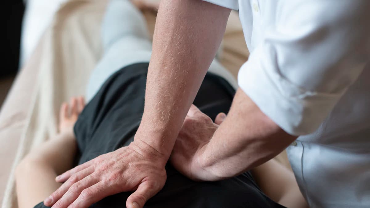 Oudere oefent lopen met steun om angst om te vallen te verminderen