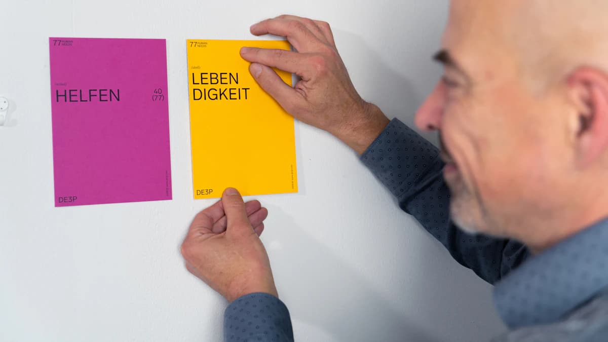Oudere met dementie wandelt rustig met begeleiding