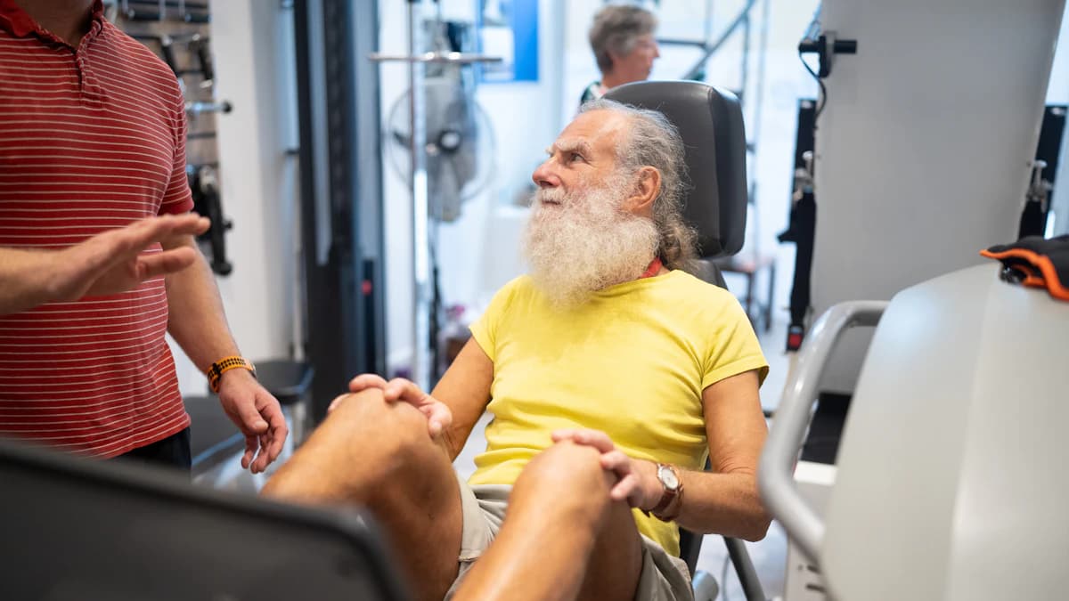 Geriatriefysiotherapeut komt aan huis bij oudere patient