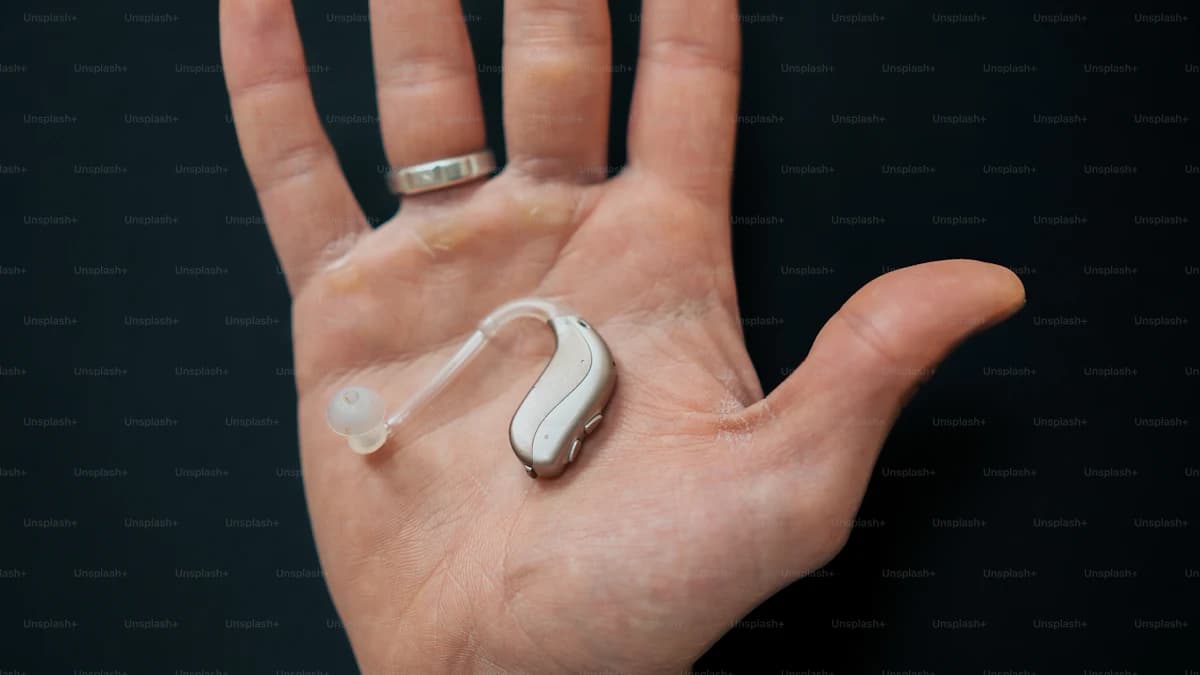 Rekenmachine en papieren voor kosten en vergoeding van gehoorapparaten