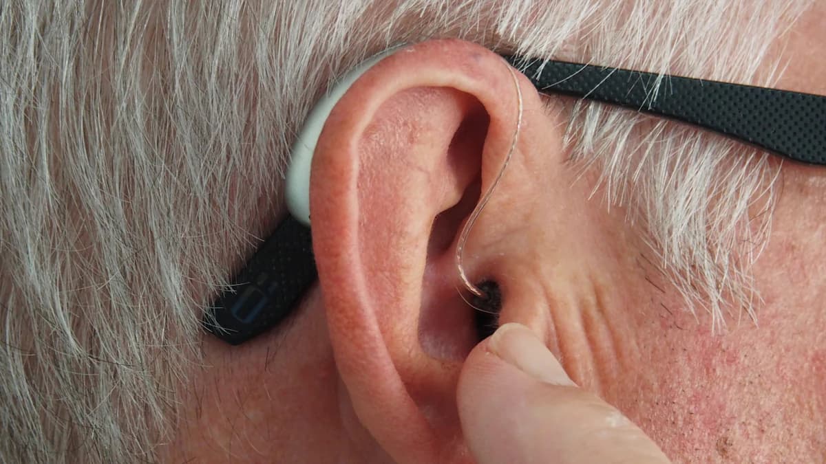 Gehoorapparaat wordt schoongemaakt en opgeladen