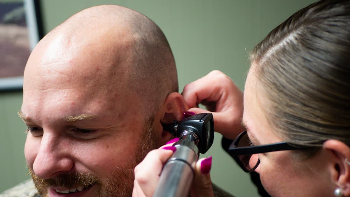 Persoon krijgt een hoortest in een hoorwinkel