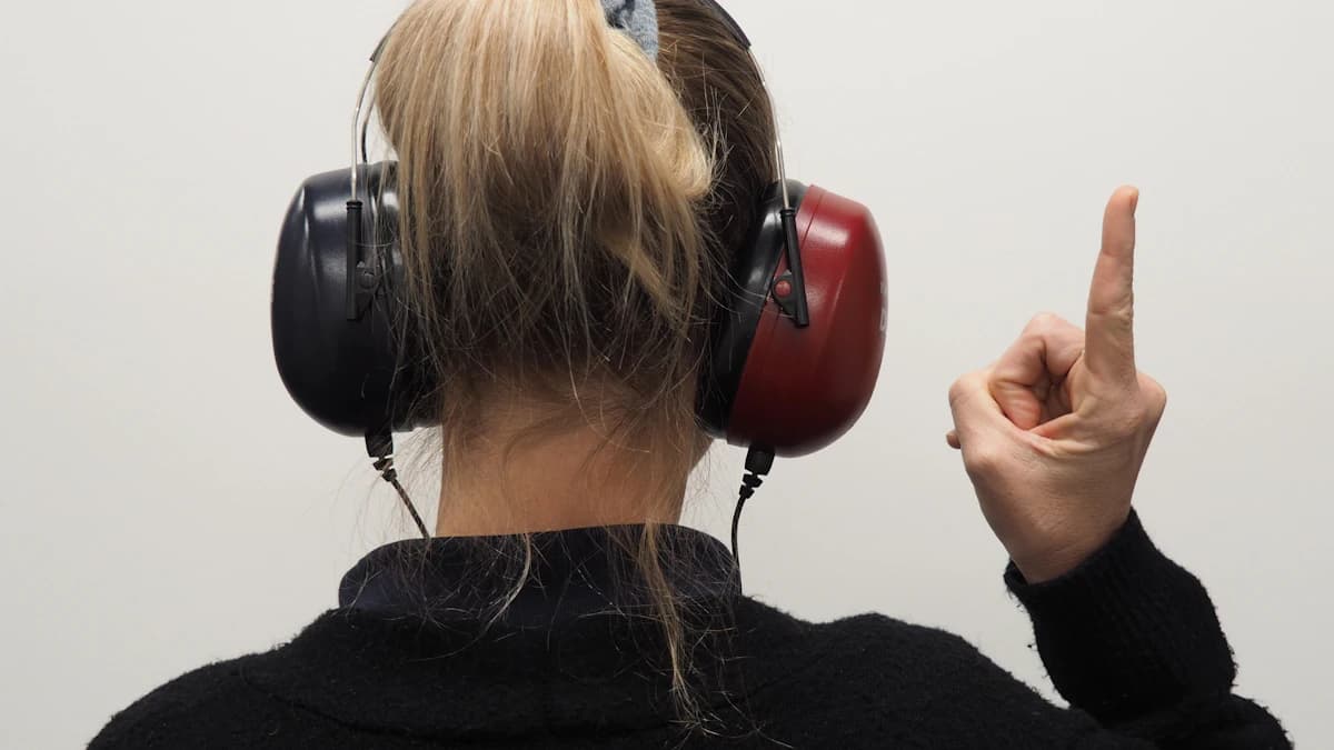 Klant vergelijkt servicecontracten bij een hoorwinkel