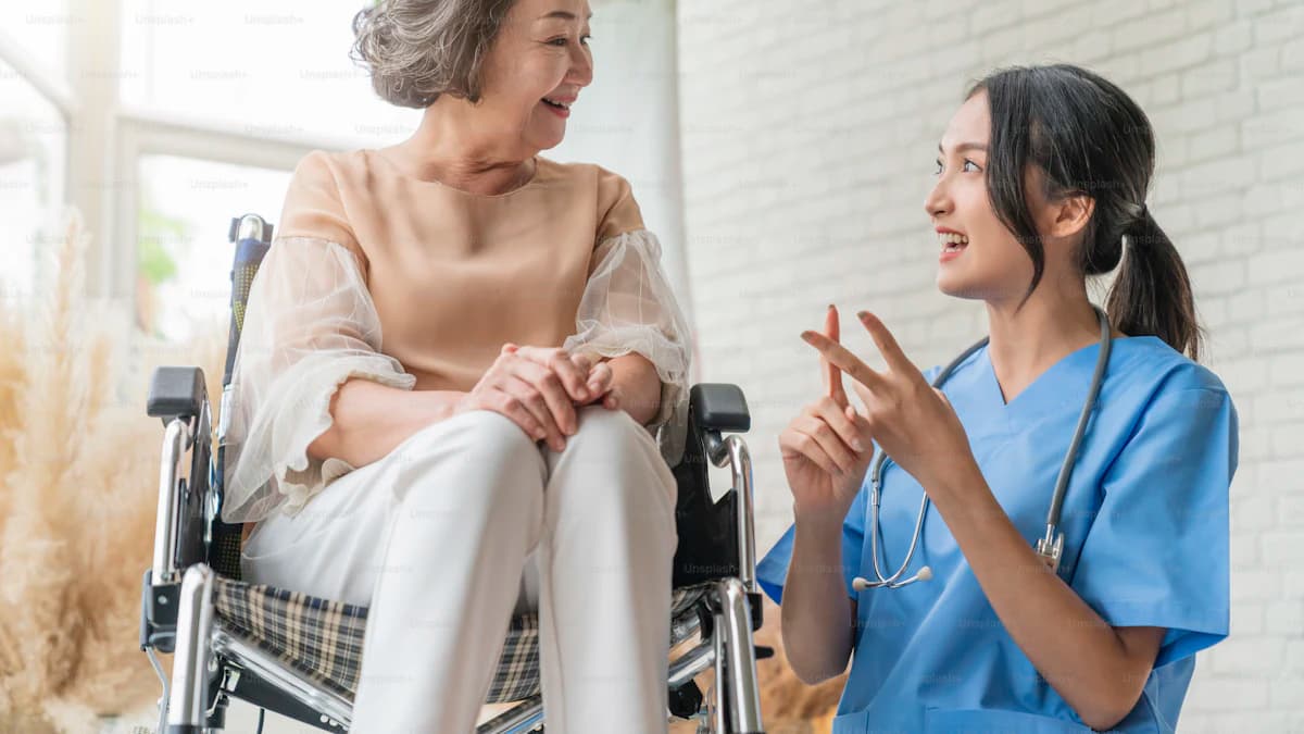 Familie voert rustig gesprek met oudere over hulp accepteren
