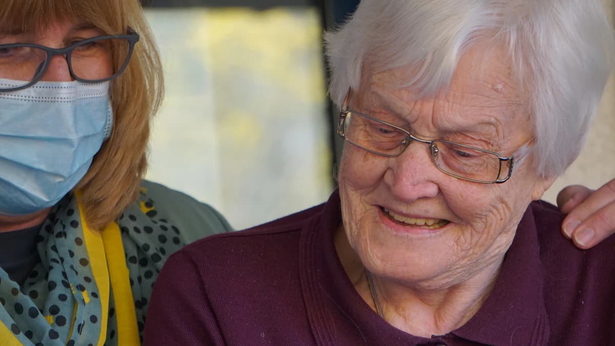 Verschil tussen huishoudelijke hulp begeleiding en thuiszorg voor ouderen