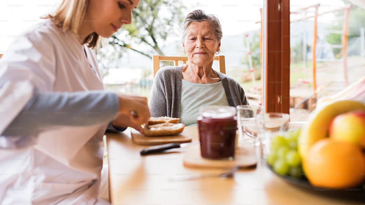 Oudere woont langer thuis met hulp aan huis en mantelzorg