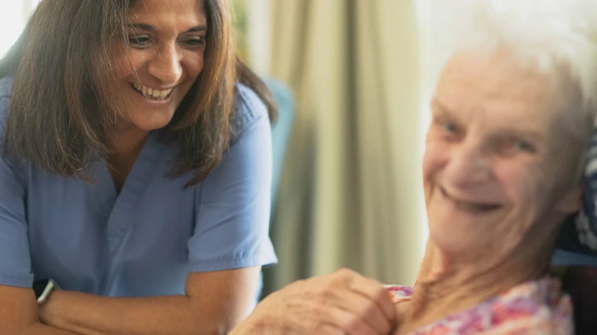 Mantelzorger en oudere bespreken betaalde hulp aan huis