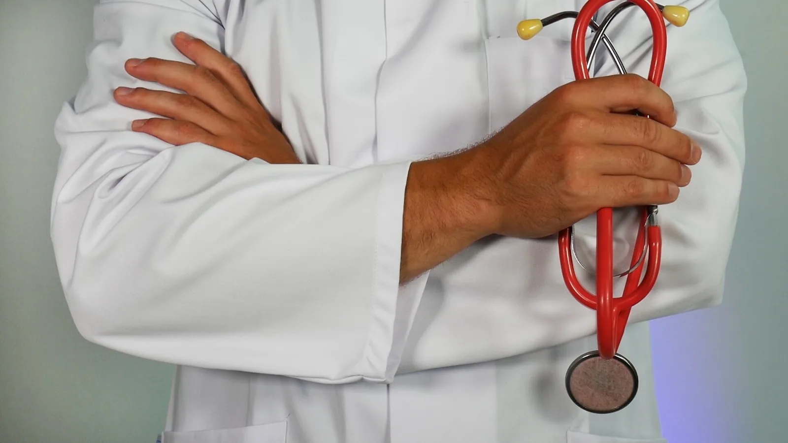 Huisarts bespreekt de juiste zorgroute met een patient