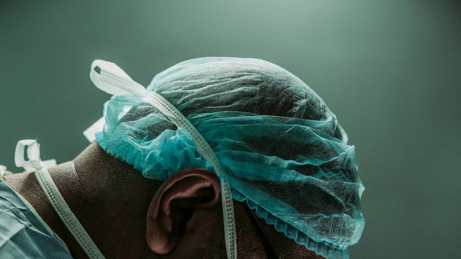 Zorgverlener en patient bekijken informatie op een tablet