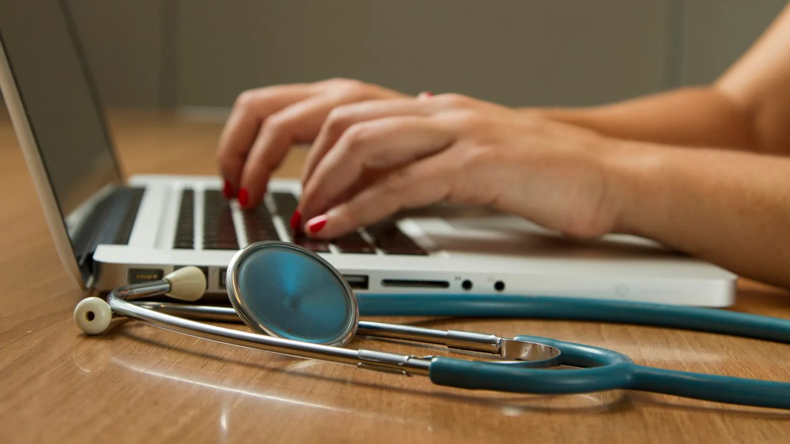 Zorgverlener bespreekt keuzes met een patient aan tafel