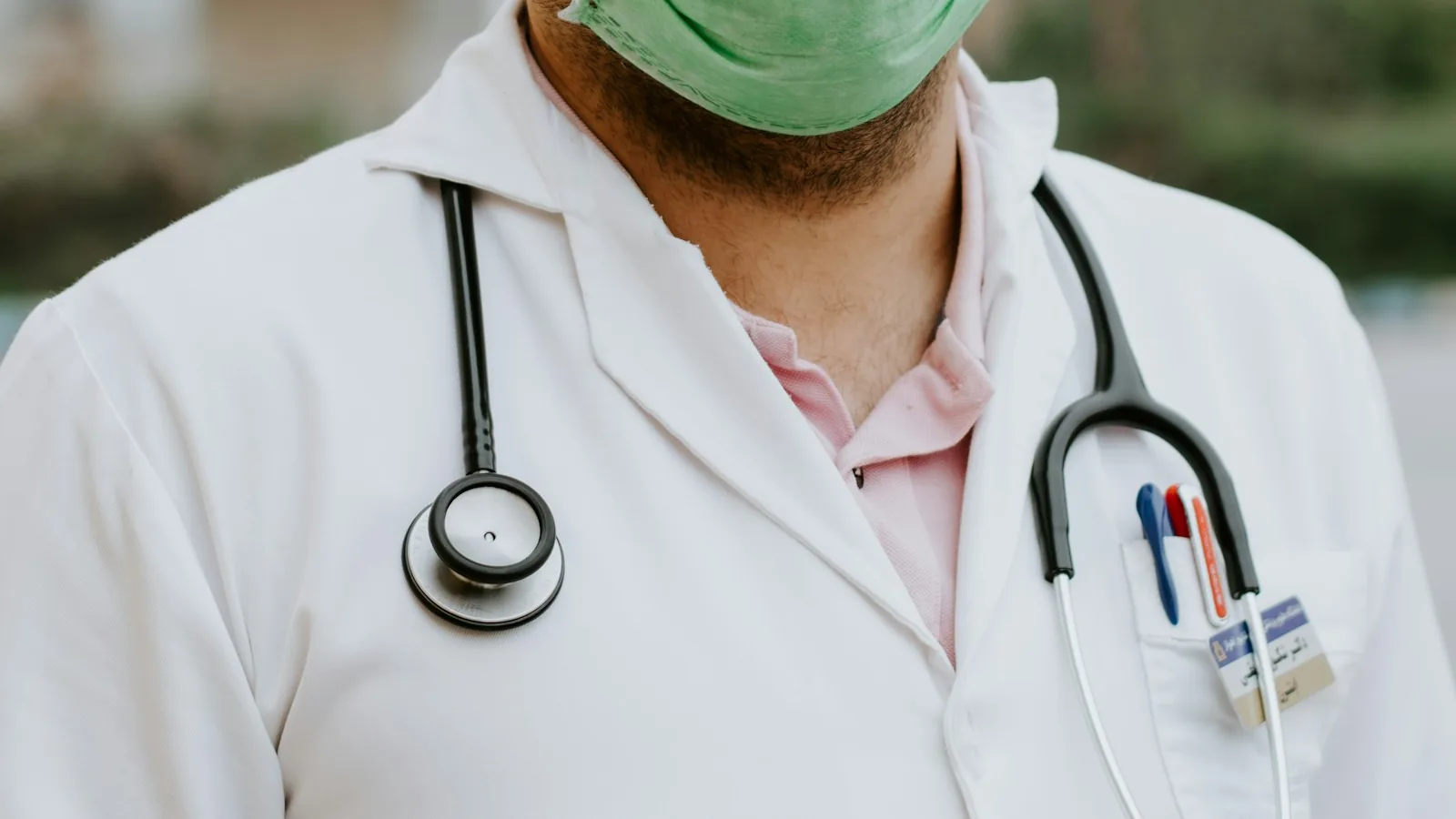 Patient bespreekt zorgverzekering en vergoeding met een zorgverlener