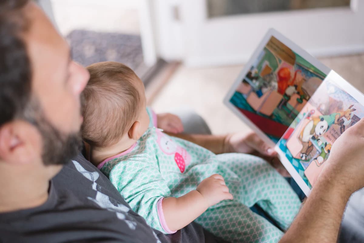 Baby met voorkeurshouding of afgeplat hoofdje