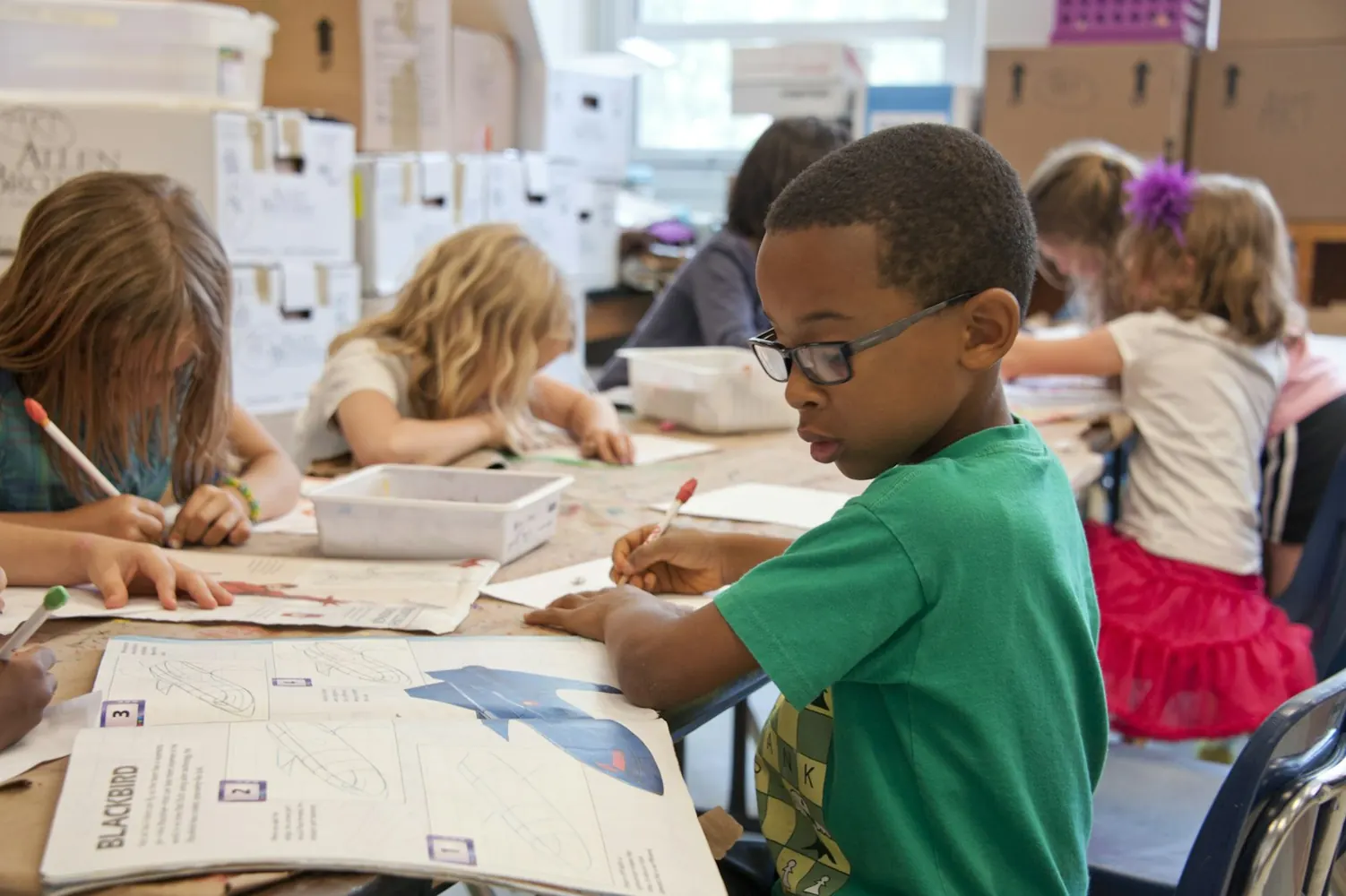 Ouder leest veelgestelde vragen over kindertherapie in 2026