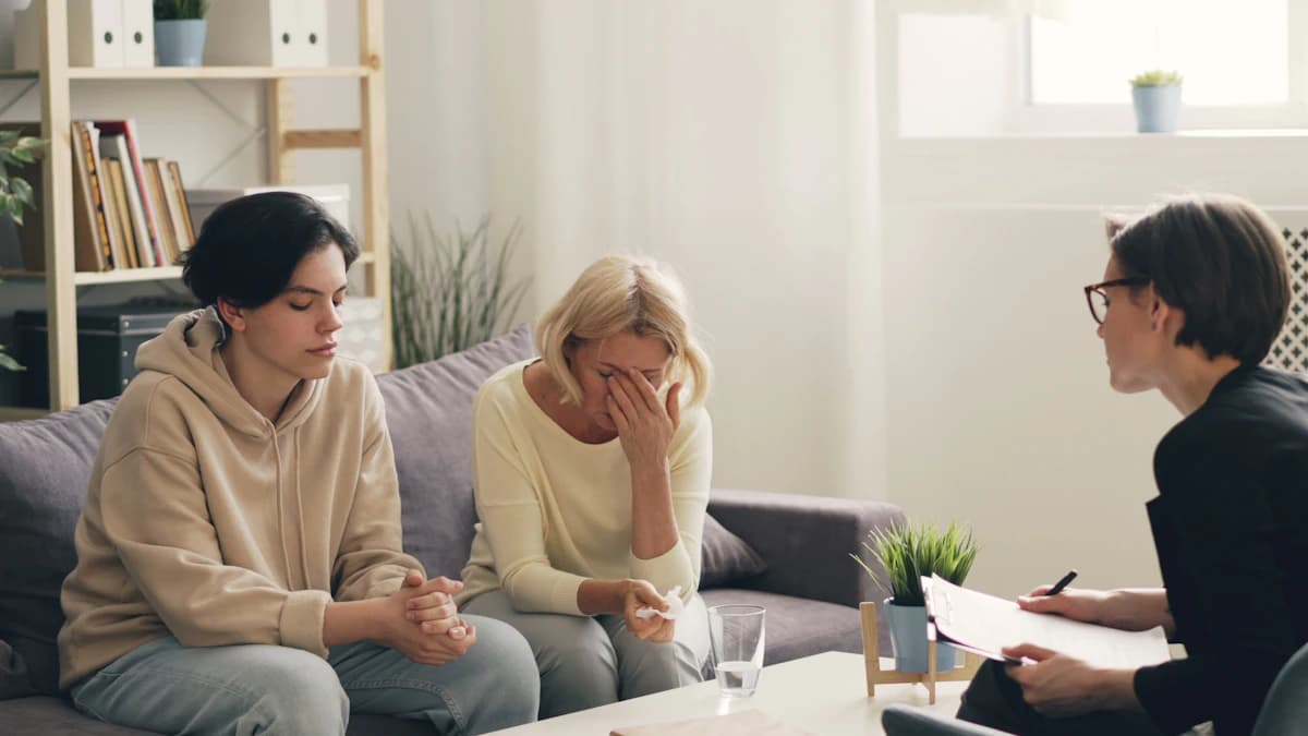 Ouder controleert rode vlaggen bij kindertherapie claims