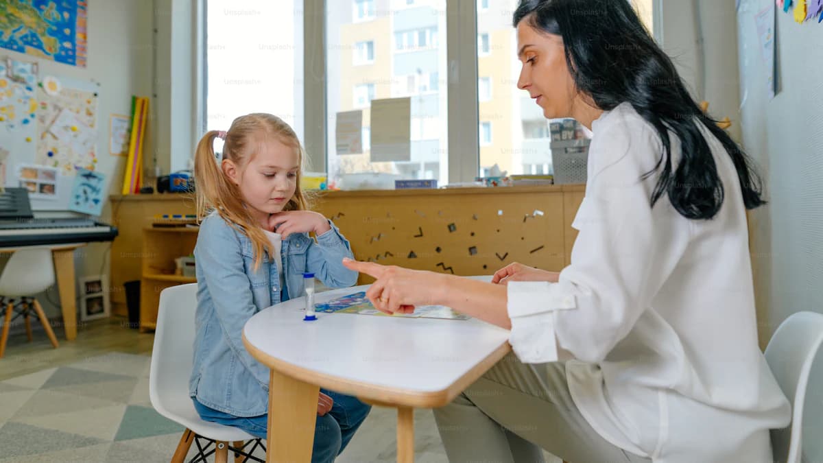 Kind met ouder bespreekt schoolproblemen faalangst en emoties