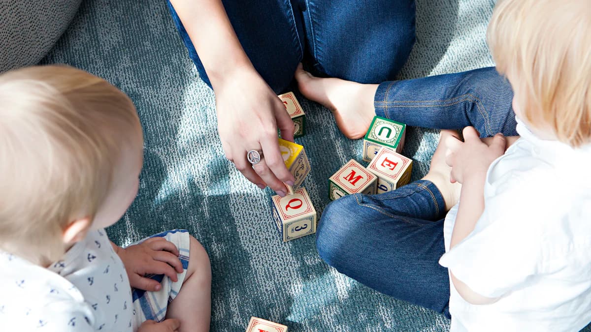 Ouder en kind bespreken speltherapie integratieve therapie en coaching