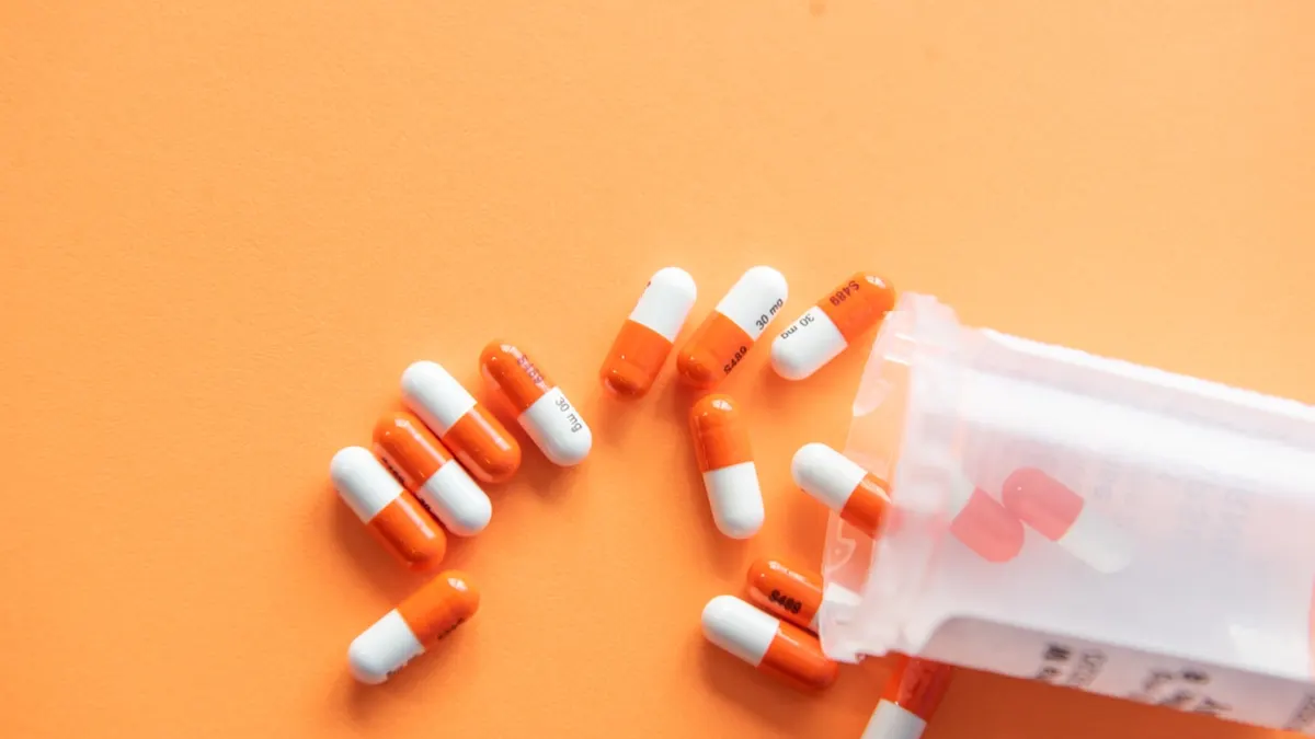 Supplementen en kruiden op tafel met aandacht voor medicatieveiligheid