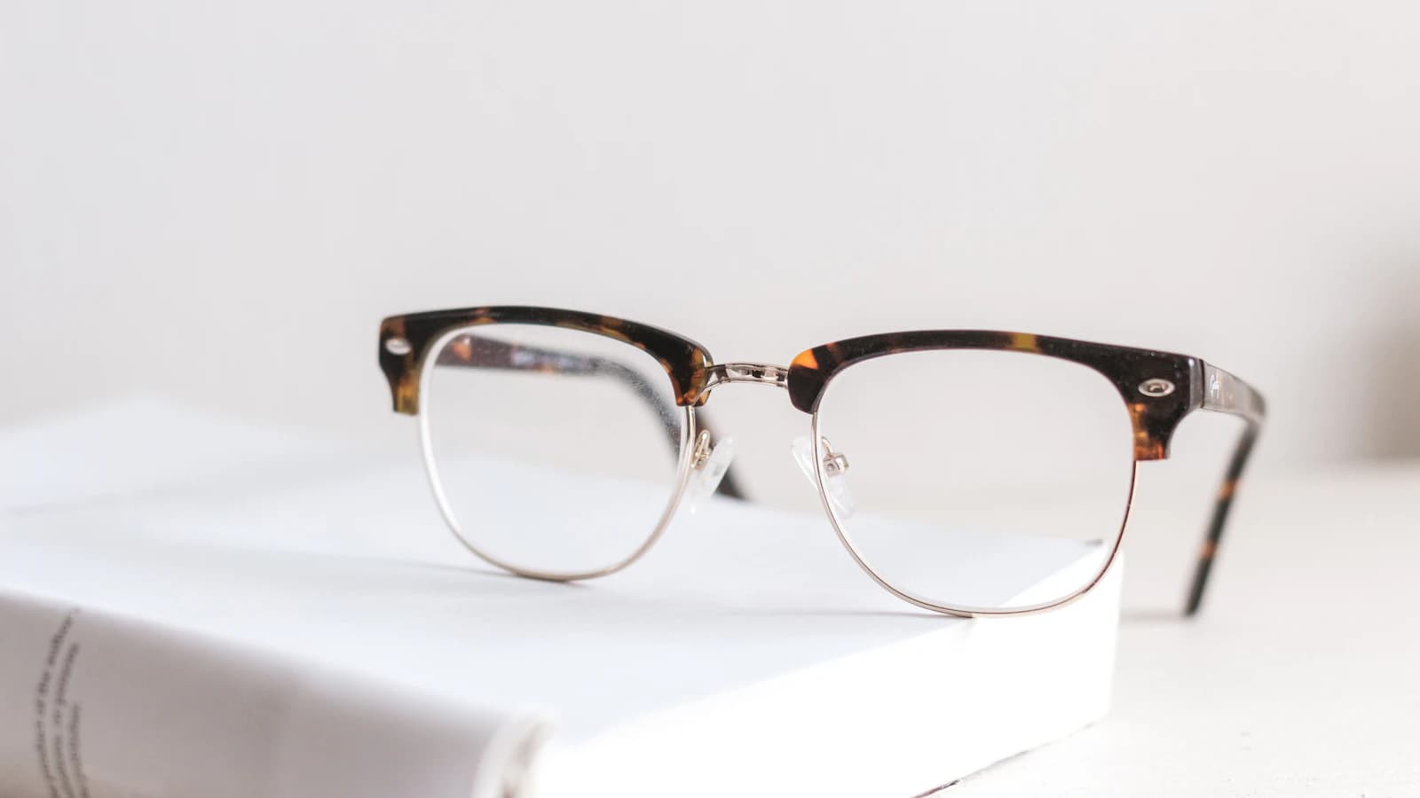 Bril en oogzorgkeuze bij opticien optometrist of oogarts