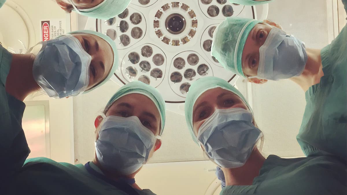Patient vergelijkt kliniekreviews en medische informatie