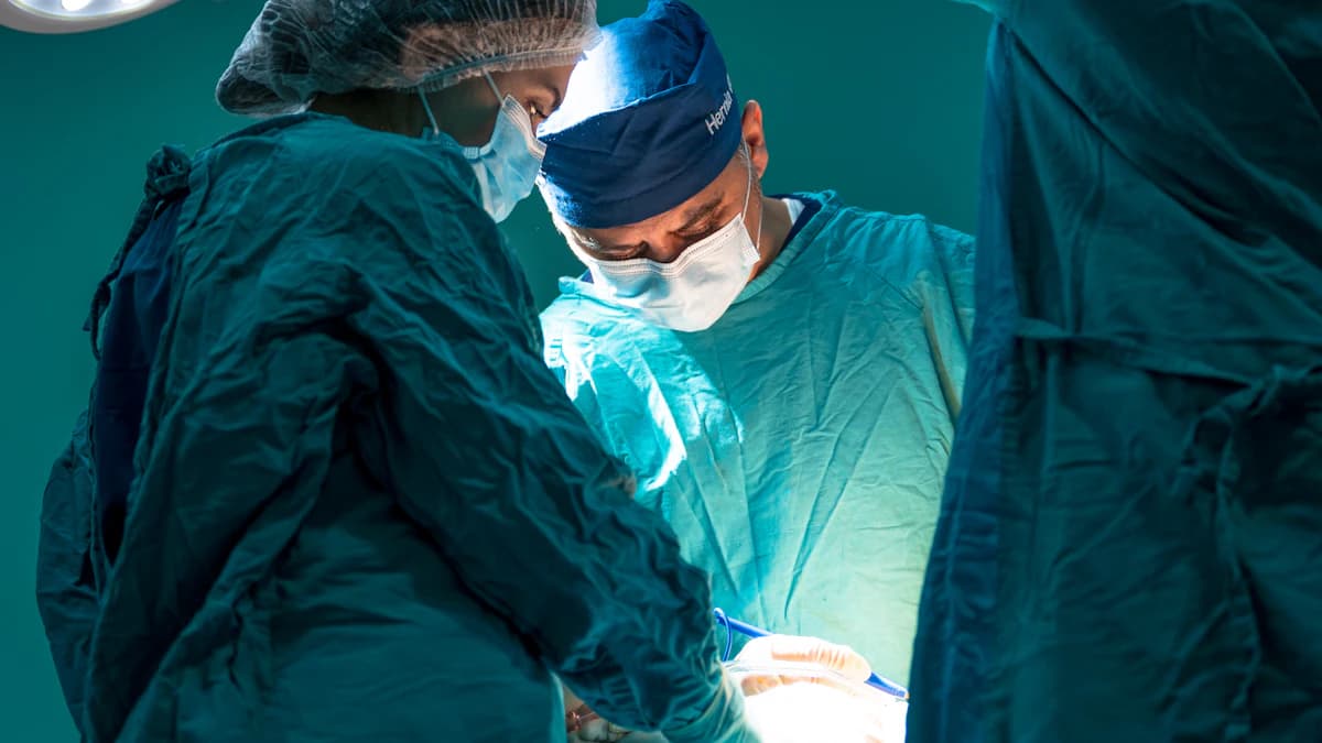 Arts bespreekt nazorg na plastische chirurgie met een patient
