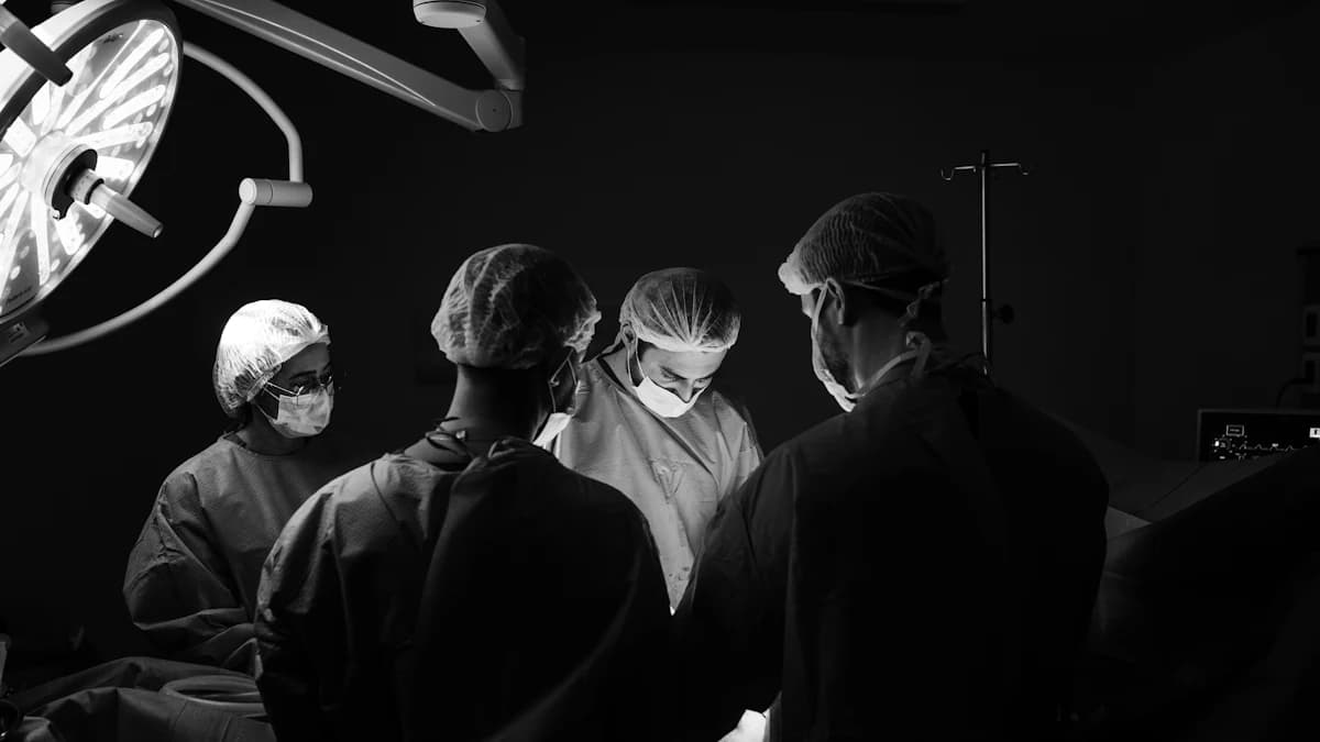 Arts bespreekt een ooglidcorrectie met een patient