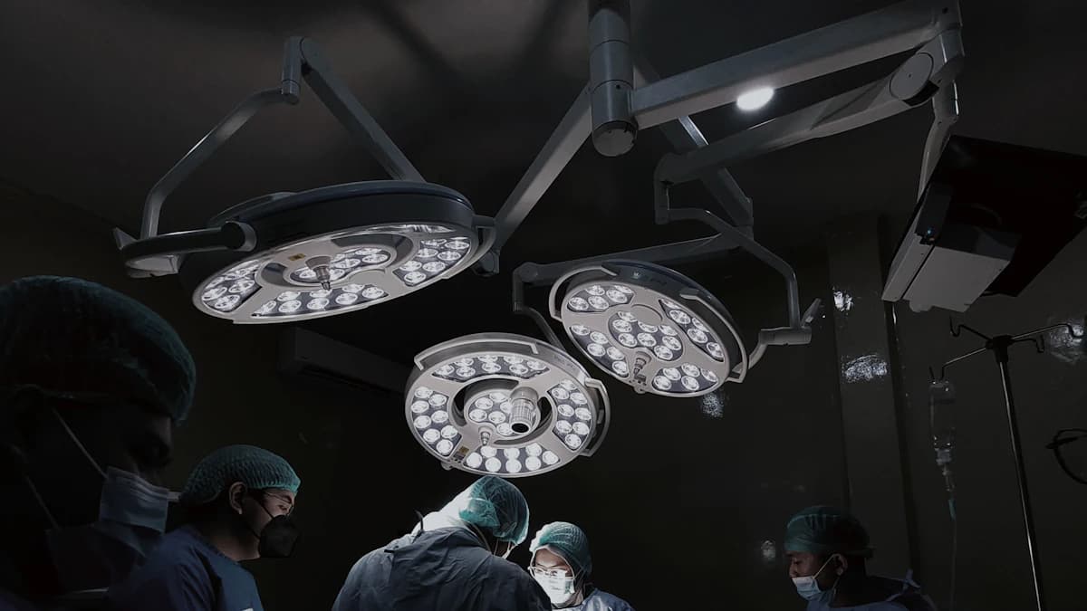 Arts bespreekt behandelopties met patient tijdens consult